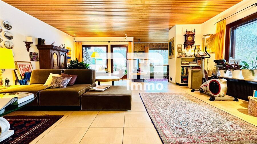 Großer altengerechter Bungalow mit großem Garten, 2 Terrassen, Garage und Einliegerbereich - EG Großer Wohnbereich / Zugang Terrasse